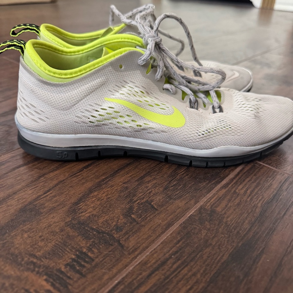 Nike Free TR Fit 4 Size 8 White and Neon Yellow Cross Trainers